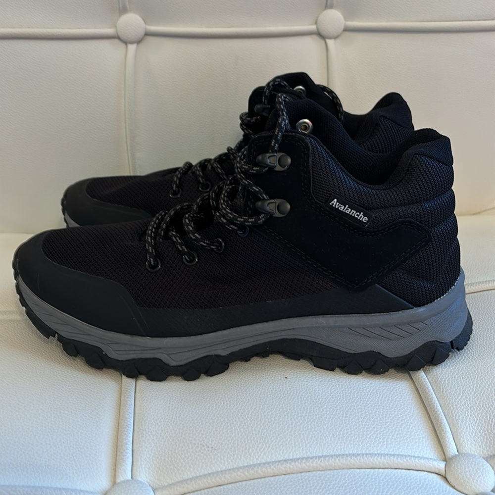 New!! Avalanche hiking boots. 🥾 Size 8. Grab these before I give to my niece!